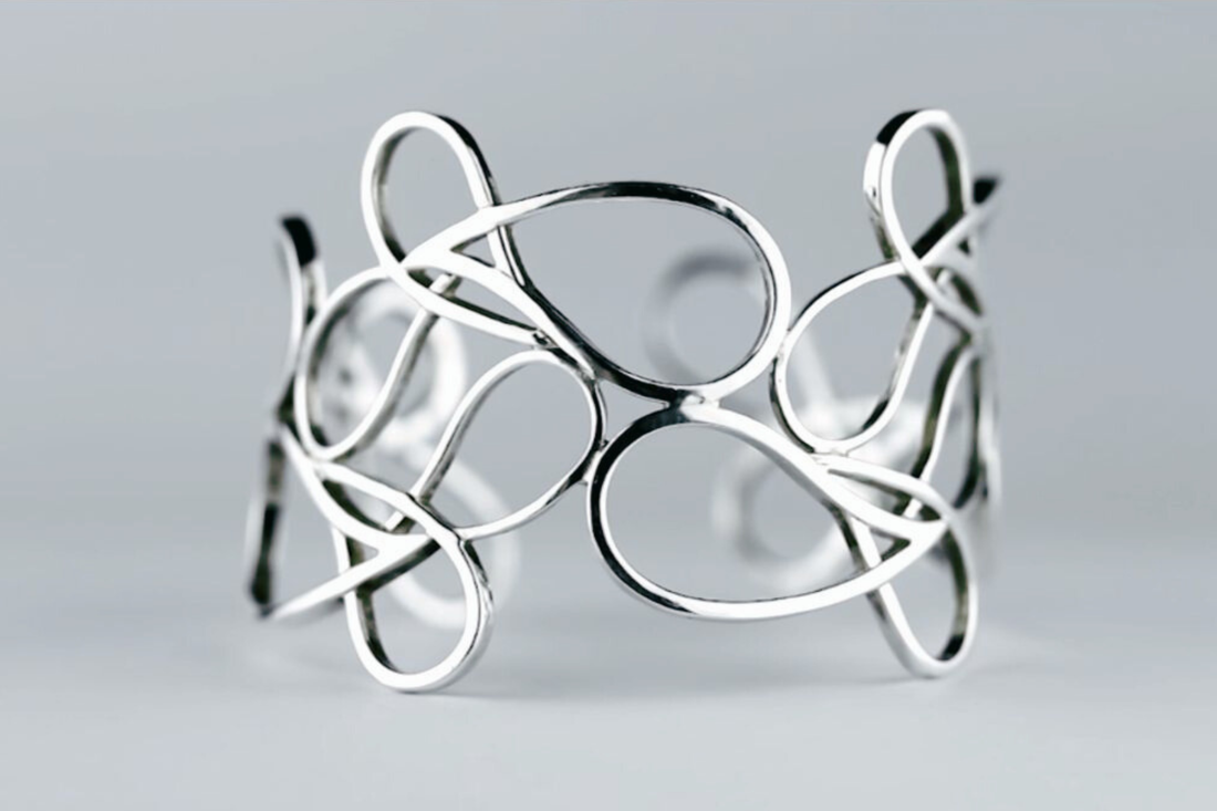 Oblike, polne lesketajočih odsevov podane v večni eleganci kovine