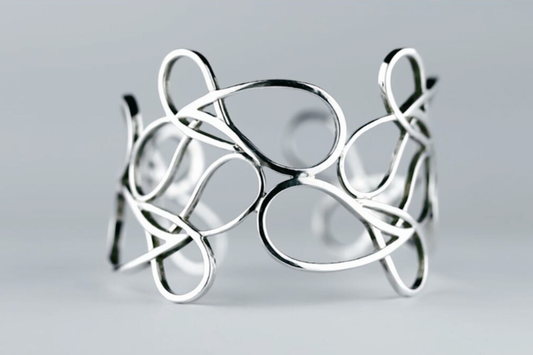 Oblike, polne lesketajočih odsevov podane v večni eleganci kovine